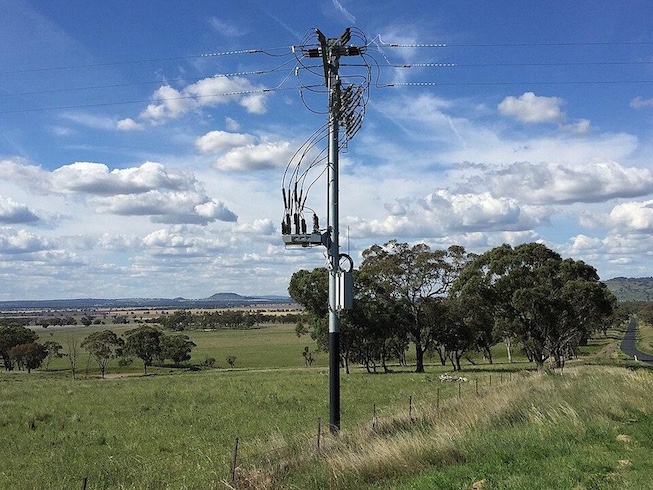 Recloser installation on a rural distribution feeder. Image used
courtesy of Wikimedia.