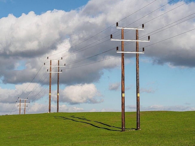 Overhead power distribution lines. Image used courtesy of Wikimedia.